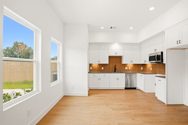 Building Photo - 7841 Sunnyhill St
