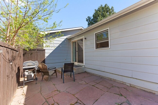 Building Photo - Classic 3 Bedroom 2 Bathroom in Fort Collins Ranch in an Incredible Location!