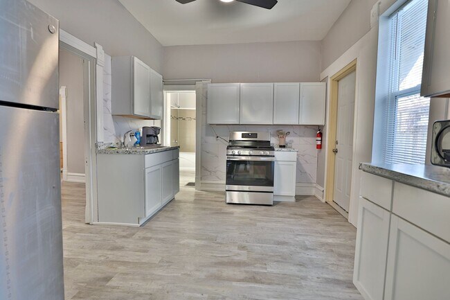 Building Photo - Lyndale Livings
