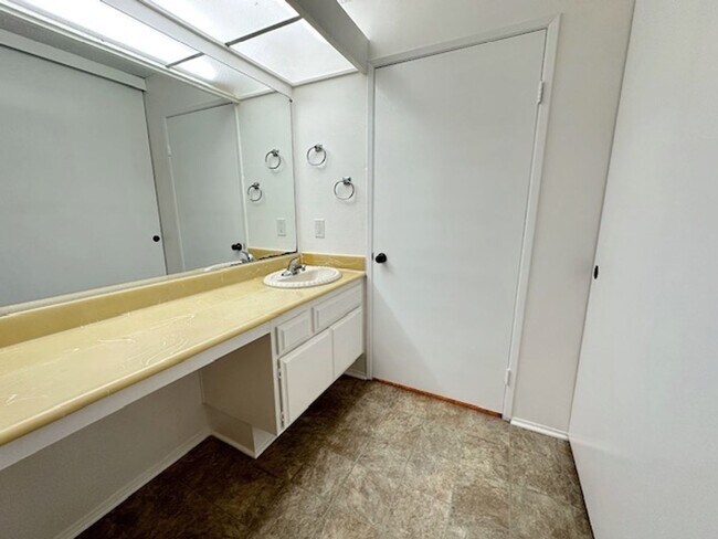Building Photo - Spacious 3BD/2BA Condo in Mission Greens -...
