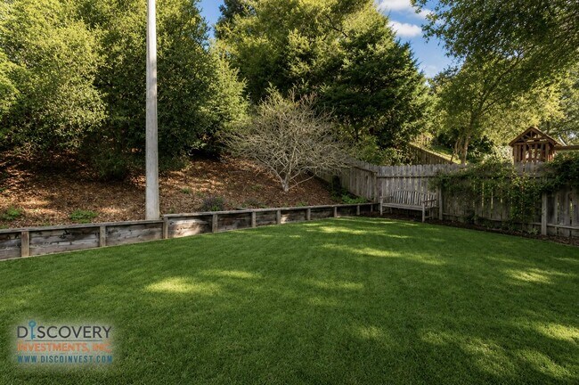 Building Photo - 812 Trestle Glen Rd