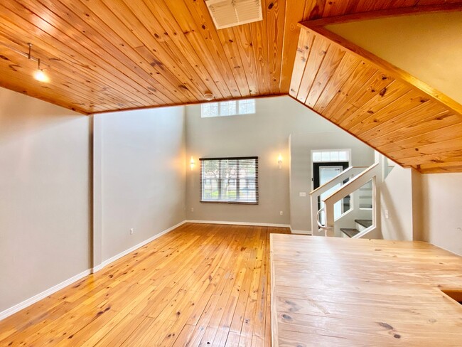 Building Photo - LUXURY TOWNHOME IN SODO 3/2.5 PLUS OFFICE ...