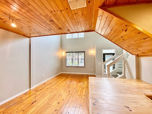 Building Photo - LUXURY TOWNHOME IN SODO 3/2.5 PLUS OFFICE AND BONUS ROOM  - DOWNTOWN ORLANDO