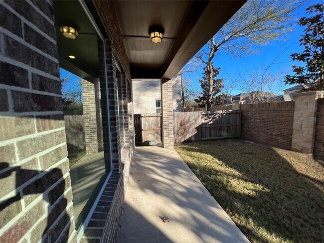 Building Photo - 547 Kingston Ln