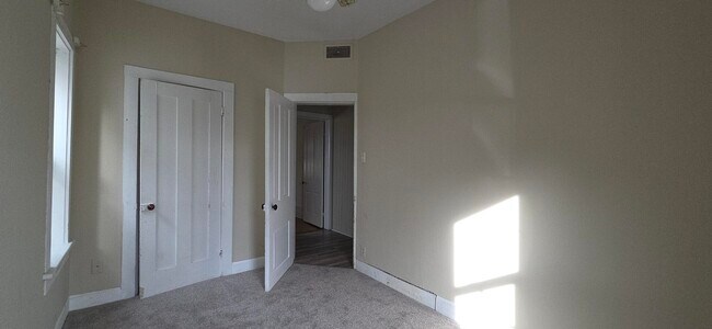 Building Photo - 217 S Cross St