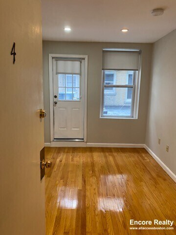 Building Photo - 220 Hanover St