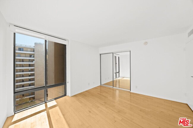 Building Photo - 4316 Marina City Dr