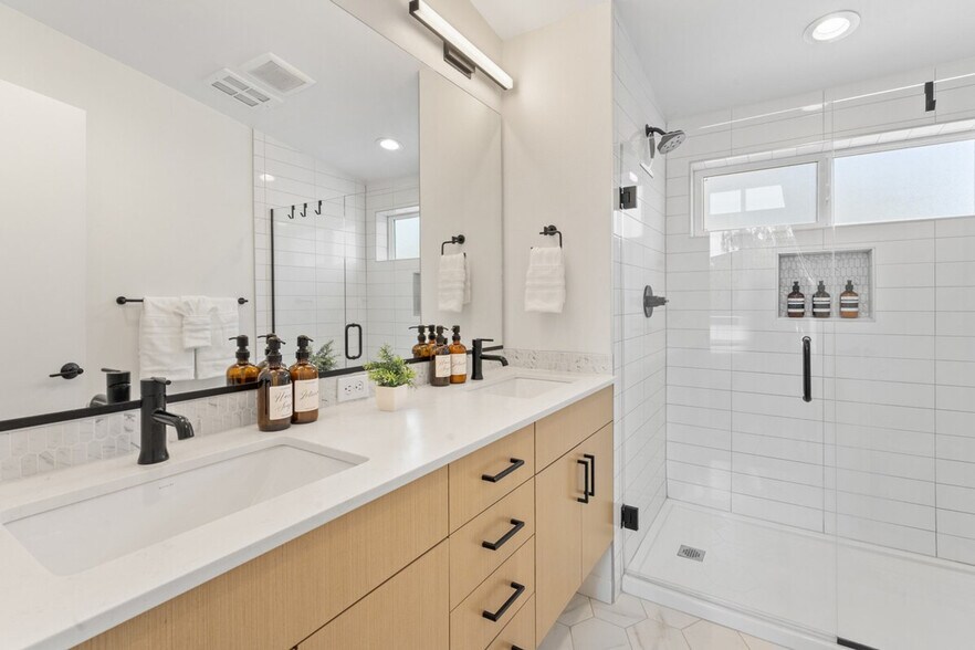 Building Photo - 6501 23rd Ave NW