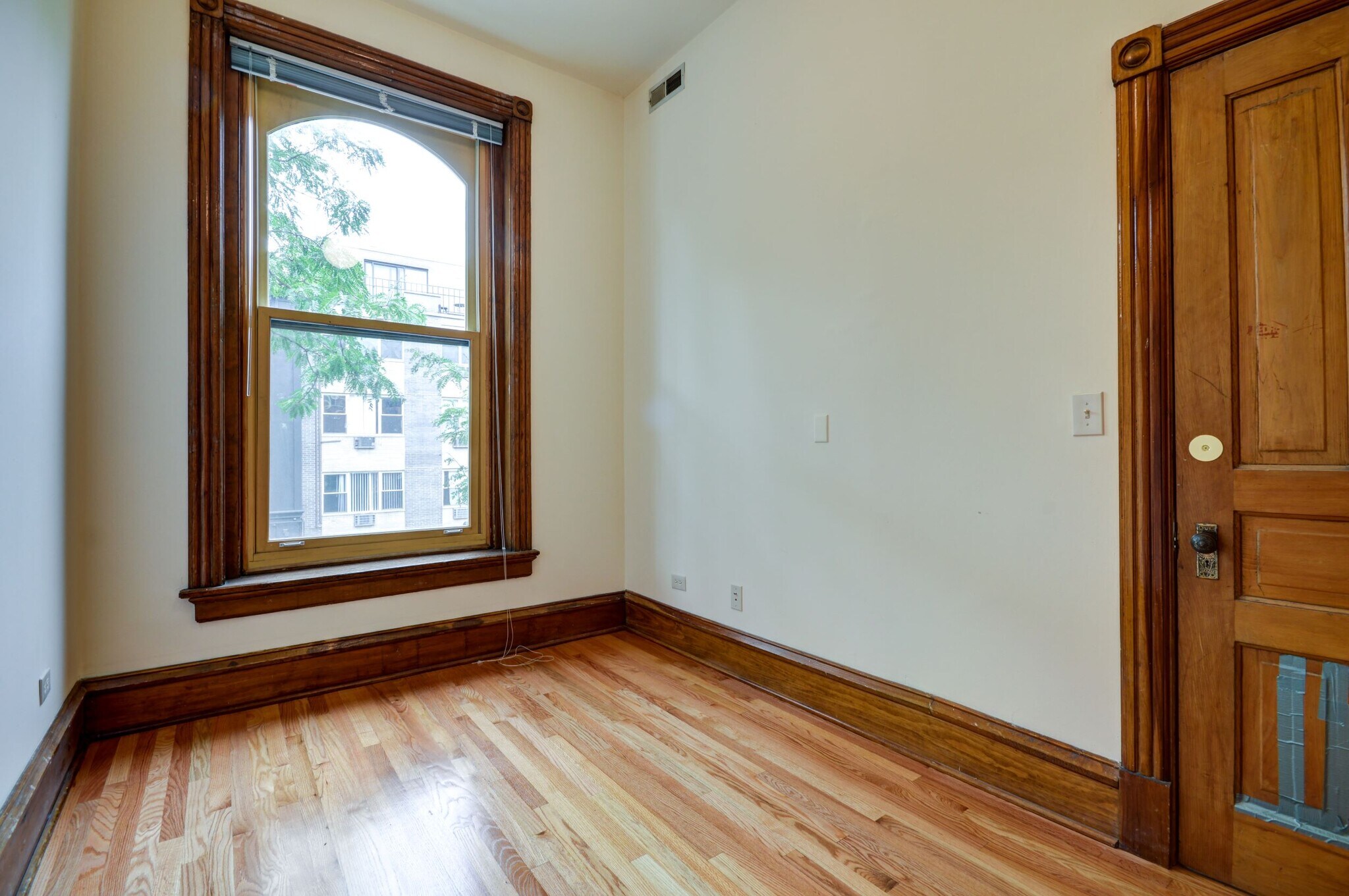 Building Photo - 2247 N Lincoln Ave