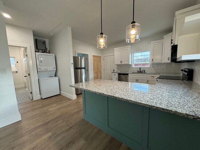 Building Photo - Stunning 2 bedroom 1 bathroom home In Kendall-Whittier district of Tulsa!
