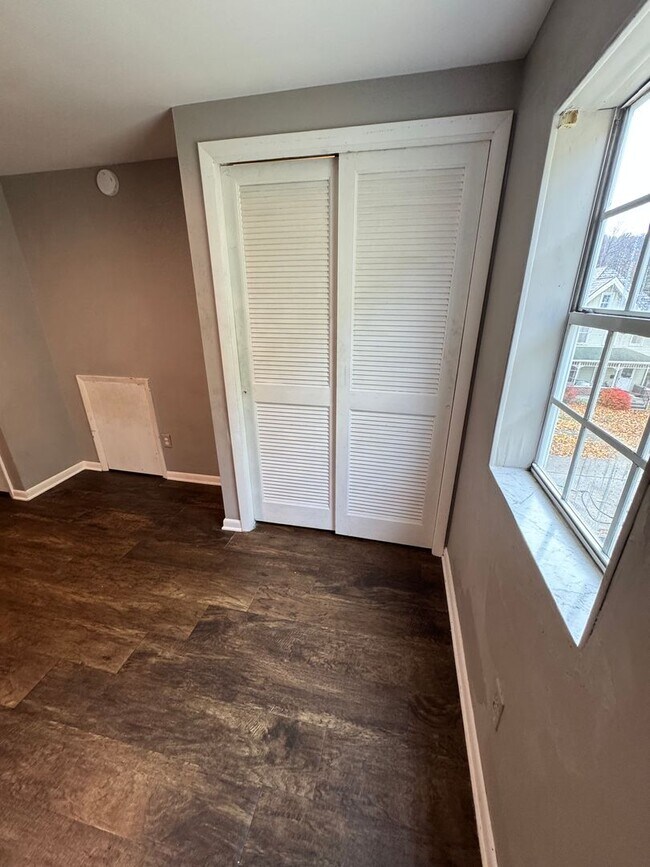 Building Photo - 542 5th Ave