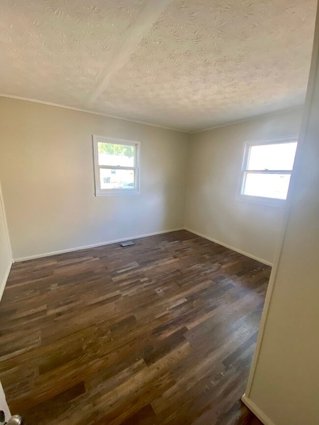 Building Photo - Charming 2 Bedroom House
