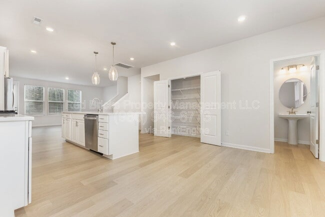 Building Photo - 1816 Blanche St