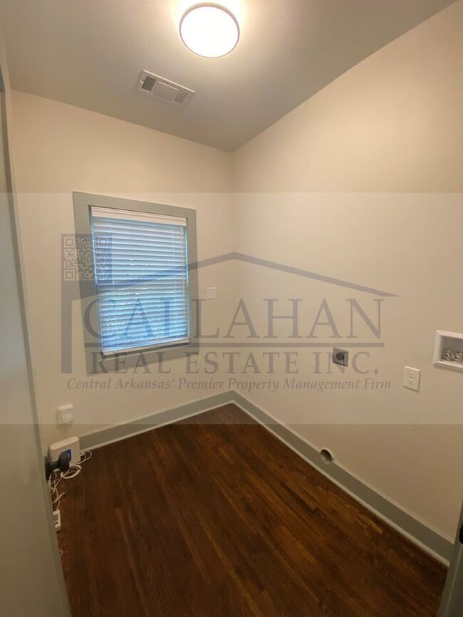 Building Photo - Hillcrest 2 Bedroom Bungalow