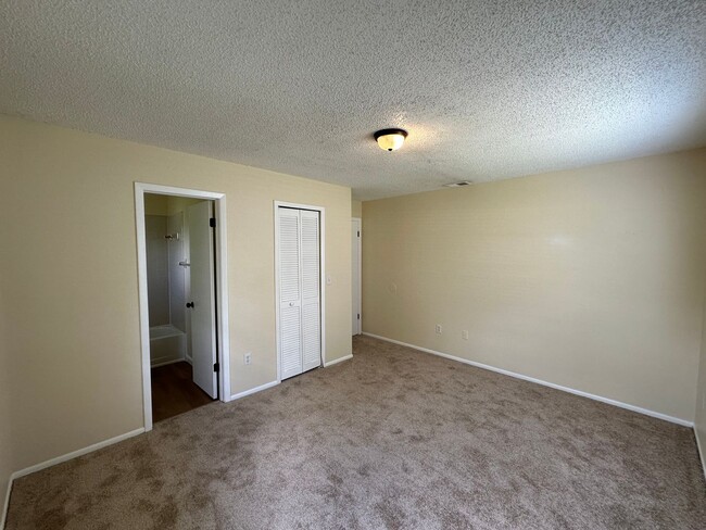 Building Photo - 3 bed 2 bath tri plex near UCF