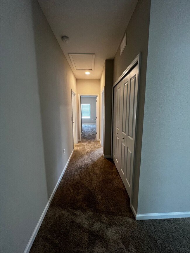 Building Photo - 3/2.5 Townhome in Holly Forest!