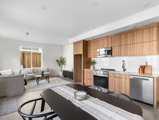 Building Photo - *1 MONTH FREE RENT* A 2bd/2bath Modern Tow...