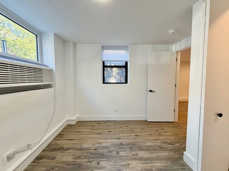 Building Photo - 940 W Carmen Ave