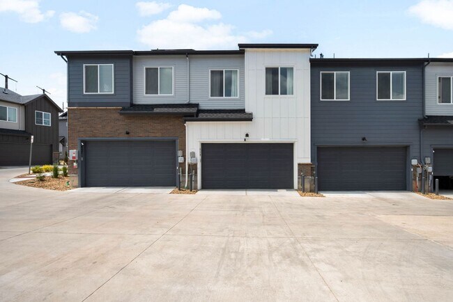 Building Photo - Modern 3BD, 2.5BA Castle Pines Townhome wi...
