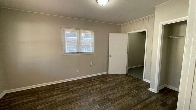 Building Photo - 185 Oak Dr SE