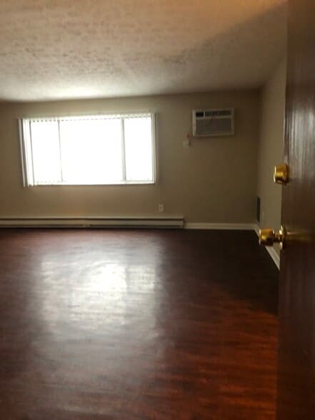 Building Photo - Hamburg Heights