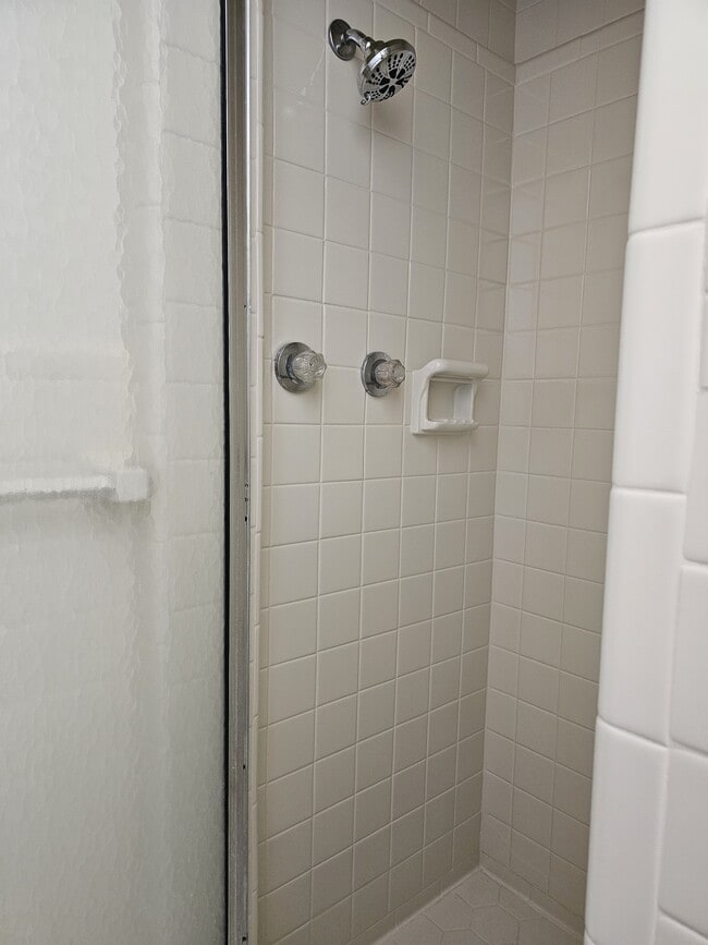 Building Photo - 1222 N Ridge Ave