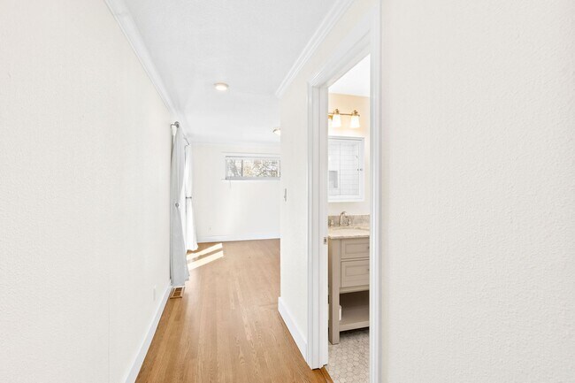 Building Photo - Charming & Spacious Single Family Home