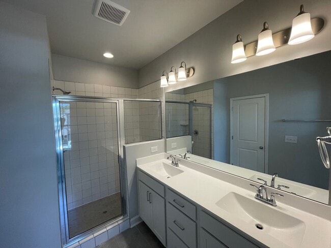 Building Photo - Beautiful Townhome in Downtown Wake Forest