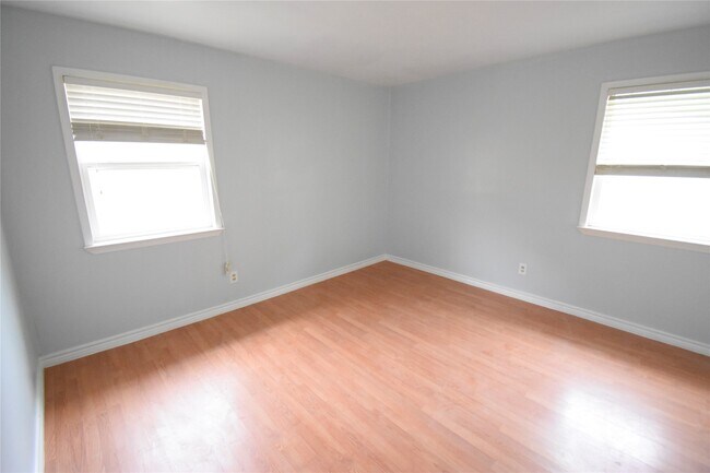 Building Photo - 1706 Oaks Dr