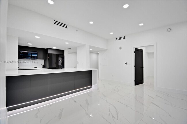 Building Photo - 1800 N Bayshore Dr