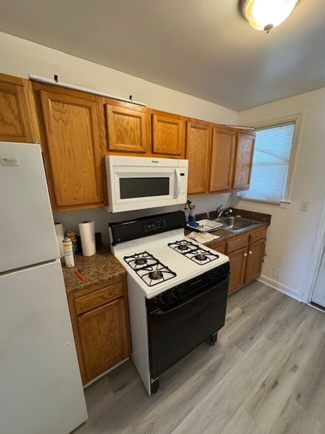 Building Photo - 3BED 2BATH $1600/MONTH!