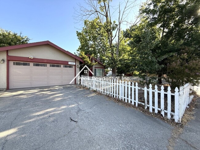 Building Photo - Spacious 4bd/2ba Sacramento Home with 2 Ca...