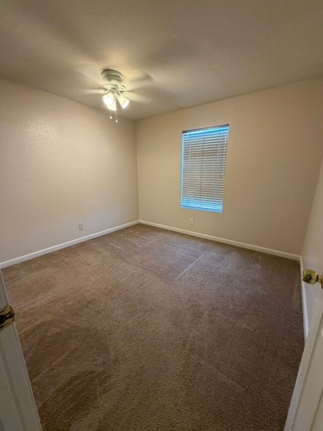 Building Photo - 4 Bedroom, 2.5 Bath Home For Rent