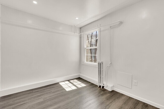 Building Photo - 810 Otis Pl NW
