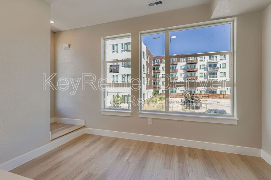 Building Photo - 4100 E Warren Ave