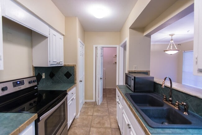 Building Photo - 2 Bedroom, 2 Bath Condo