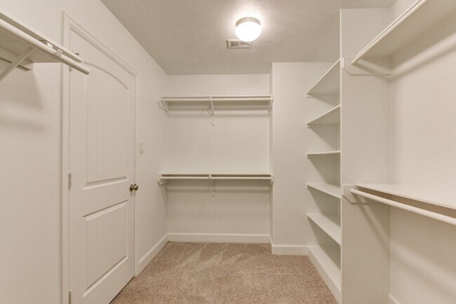 Building Photo - Beautiful Home Right on Durham Drive!