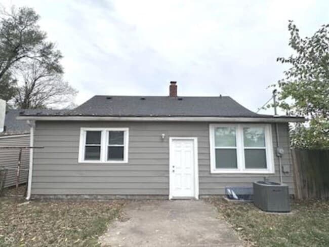 Building Photo - 1049 S Sheffield Ave