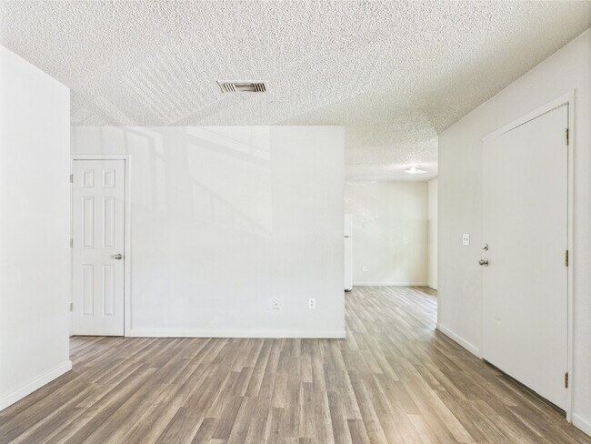 Building Photo - Upstairs 2/1