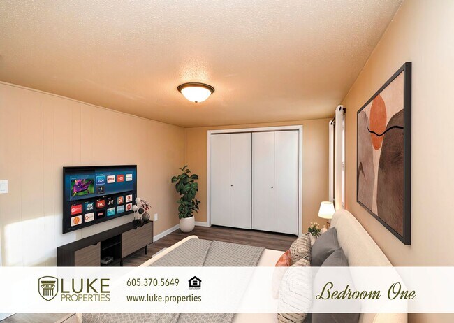 Building Photo - 226 N Lake Ave