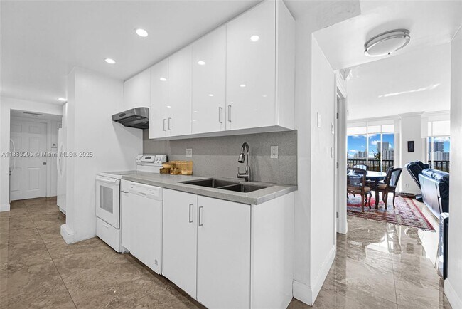 Building Photo - 20335 W Country Club Dr