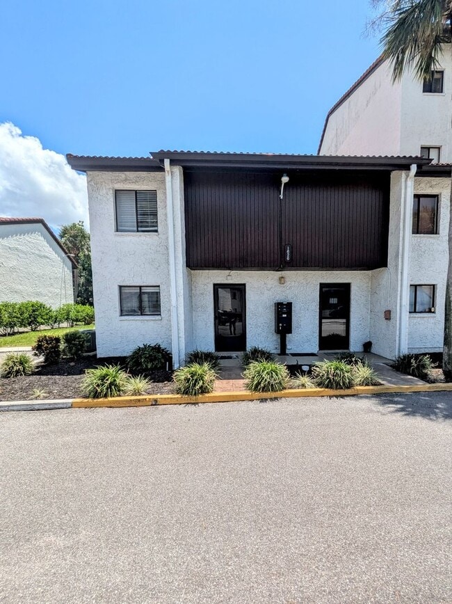 Building Photo - Annual/Seasonal turnkey furnished 2/2 end townhome in waterfront community by Siesta Key!