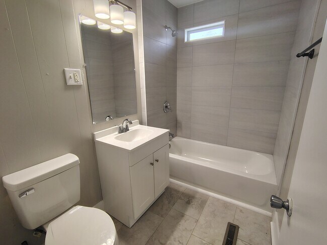 Building Photo - 912 Hayes Ave