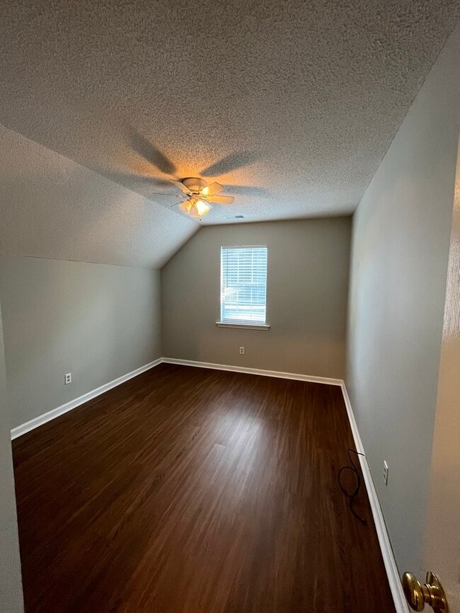 Building Photo - Large backyard and screened porch