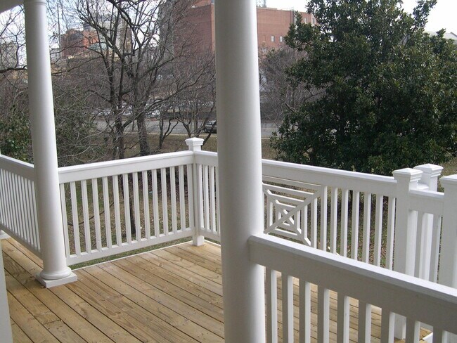 Building Photo - 615 N Spring St