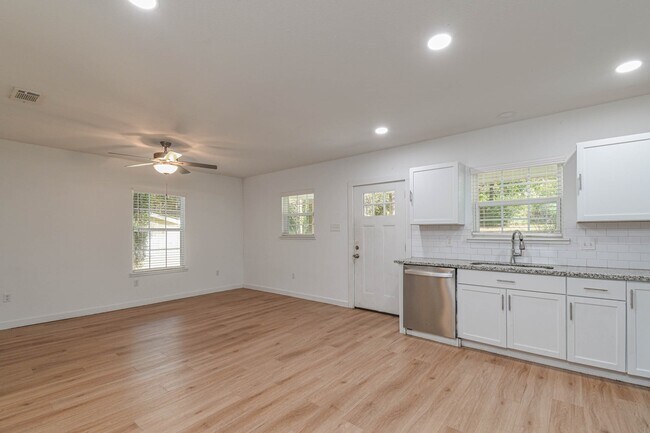 Building Photo - 5880 Beech Dr