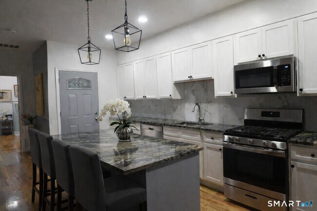 Building Photo - 171 Pequonnock St