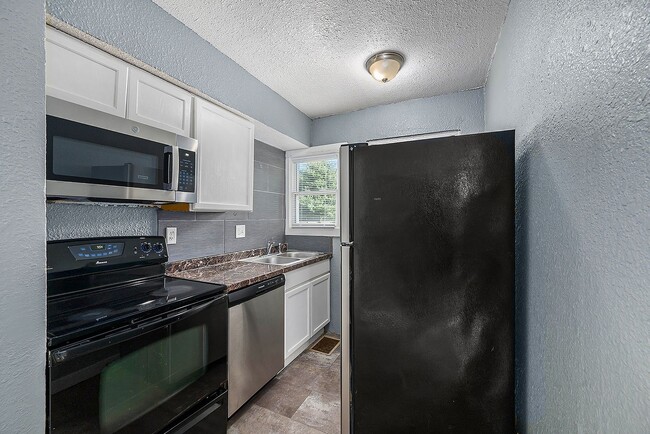 Building Photo - Charming 2-Story Home on Corner Lot in Ray...