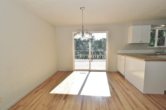 Building Photo - Spacious Home in Quiet Neighborhood