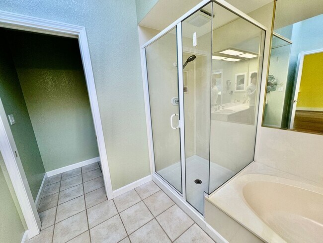 Building Photo - Spacious 4 Bed/2Ba Home in Richmond with Large Backyard!